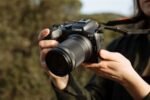 Solo el cuerpo de la cámara sin espejo Canon EOS R6 Mark II, color negro. - Imagen 5