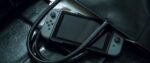 Consola Nintendo Switch con un par de mandos inalámbricos Joy-Con en rojo y azul - Imagen 3