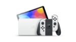 Nintendo Switch (modelo OLED) con base y mandos Joy-Con blancos.
