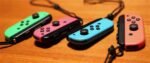 Consola Nintendo Switch con un par de mandos inalámbricos Joy-Con en rojo y azul - Imagen 4