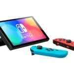 Nintendo Switch (modelo OLED) con mandos Joy-Con azul neón/rojo neón.